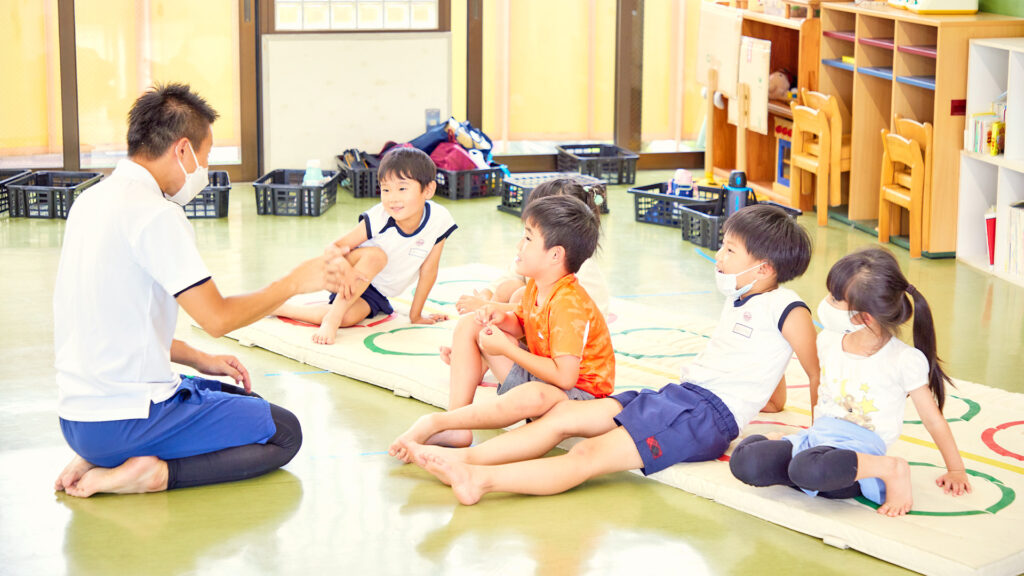 子どもに説明する写真