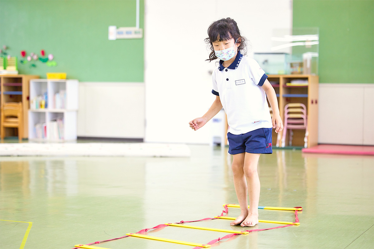 ケンケンする子どもの写真