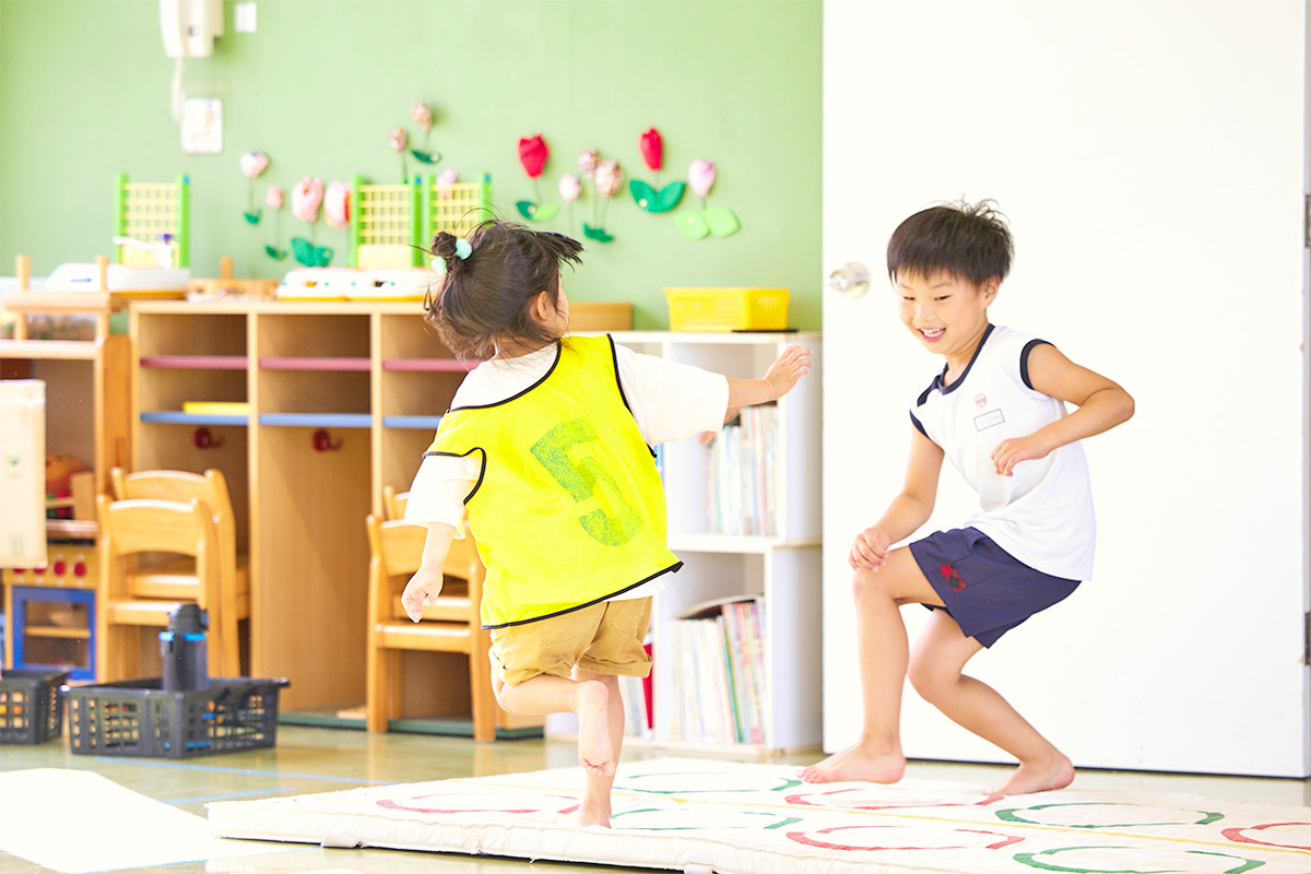 走り回る子供の写真