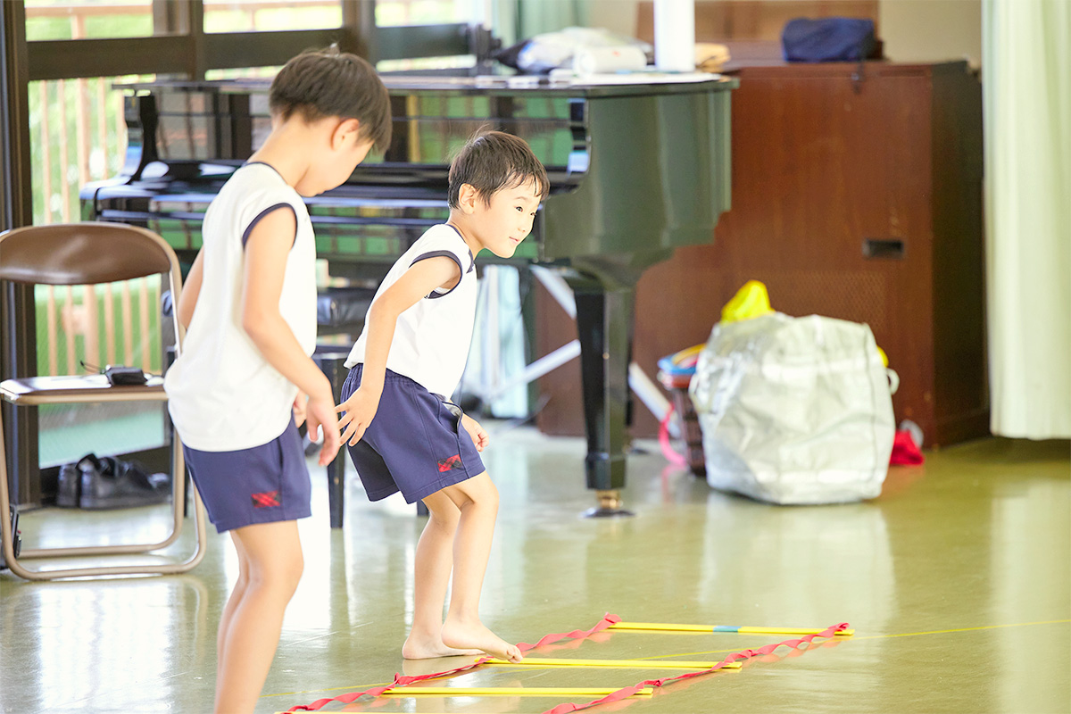 ケンケンをする子どもの写真