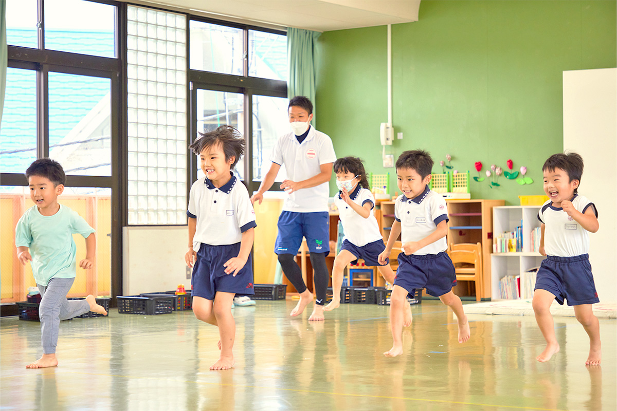 子どもが走っている写真